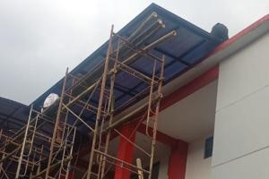 Pemasangan kanopi untuk gedung