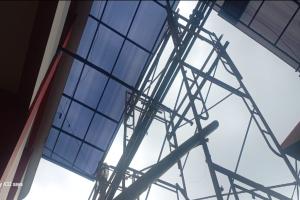 Pemasangan kanopi untuk gedung